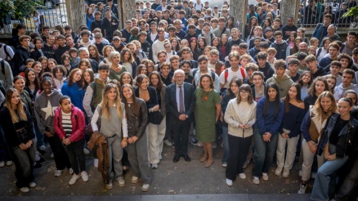 Primo giorno a scuola per le prime classi delle superiori. Il prefetto Garufi: «Non fate gli eroi, cercate di essere brave persone»