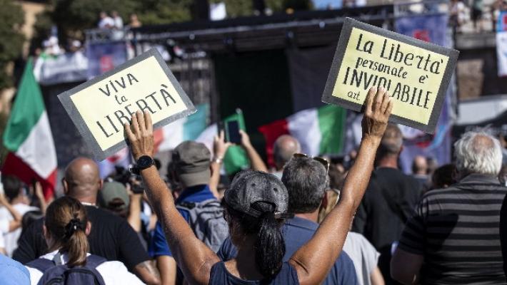 Il preteso diritto alla felicit&agrave; e la dietrologia dei &ldquo;negazionisti&rdquo;