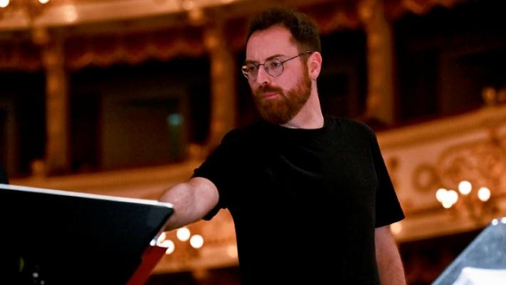 «Un ballo in maschera» al Festival Verdi, il regista Menghini: «Un monumento al piacere su cui aleggia un'ombra di morte»