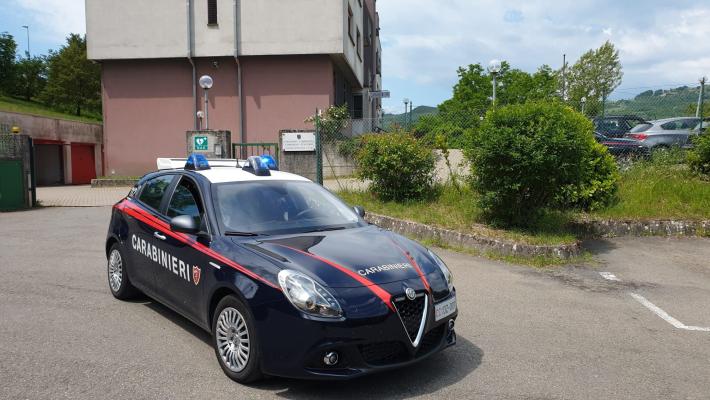 Razzia nei garage: rubati un'auto e una bicicletta