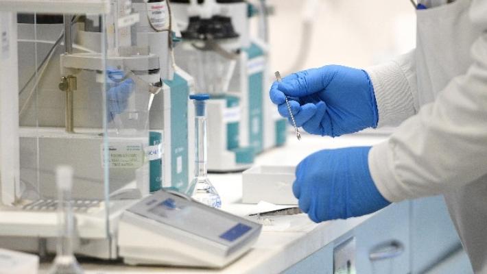 Johnson&Johnson sospende la sperimentazione del vaccino