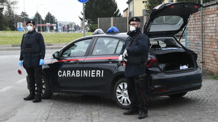 Furti nei supermercati: tre denunciati. E il pusher fugge abbandonando le bustine di droga