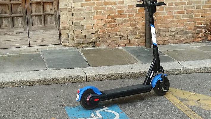 Pilotta, un monopattino (di nuovo) nel parcheggio per disabili