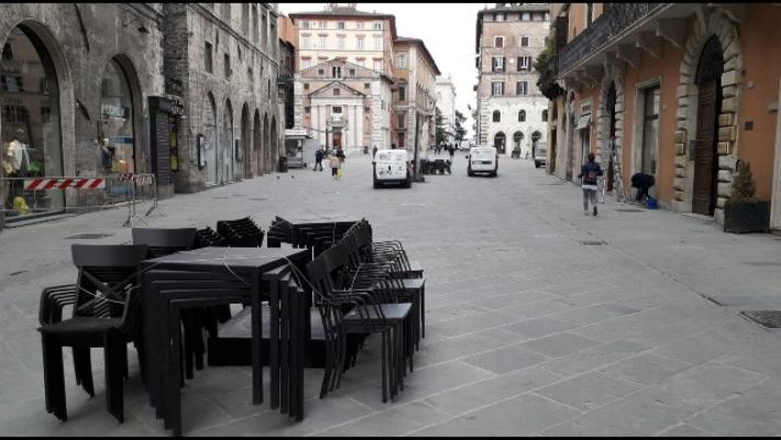 Pressing del Cts al Governo: "Serve una stretta delle misure in vista del weekend'. E si parla di "coprifuoco"