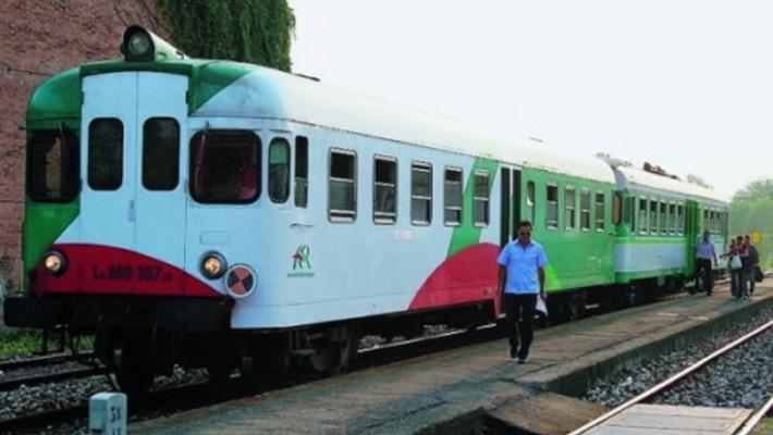 Il treno non parte, il bus è in ritardo: pendolari inferociti