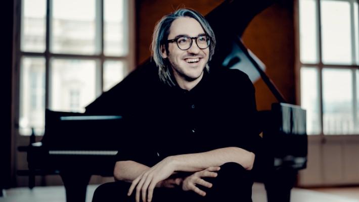 Arriva a Parma Alexander Gadjiev, il «Sinner del pianoforte», per due concerti. E ai ragazzi dice: «Imparate le lingue»