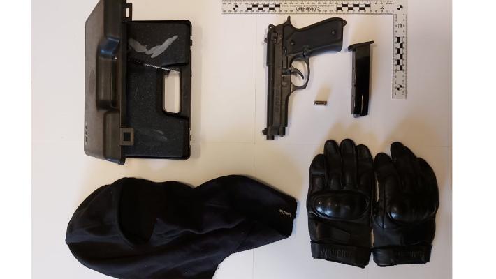 In auto aveva una scacciacani, passamontagna e guanti rinforzati: denunciato 27enne