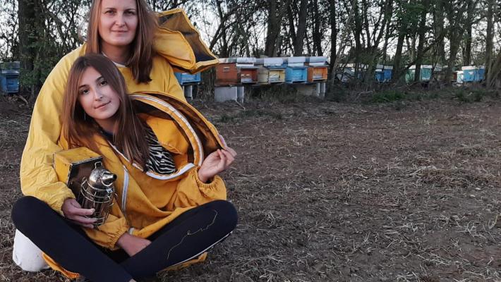 Annalisa:  il liceo, l'autogrill poi la svolta. «Io apicoltrice fra natura, fatica e amore»  
