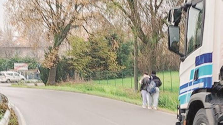 «Strada Argini è troppo pericolosa». Petizione per chiedere un marciapiede
