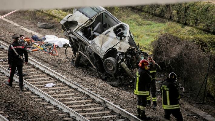 Pulmino sui binari e due ragazzi morti: l'autista patteggia e farà lavori di pubblica utilità