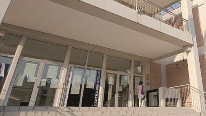 L'ingresso  della scuola dove  il ragazzo è stato preso a pugni