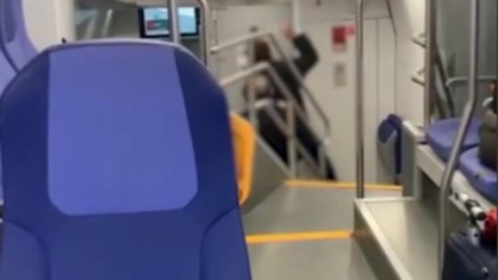 Senza biglietto spacca un vetro e prende a pugni il capotreno