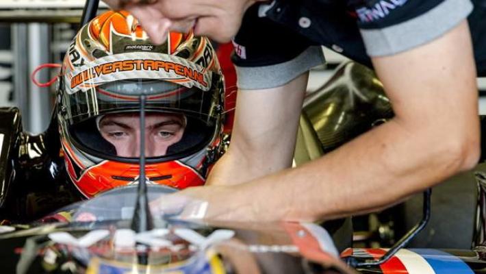 Abu Dhabi, pole a Verstappen davanti a Hamilton