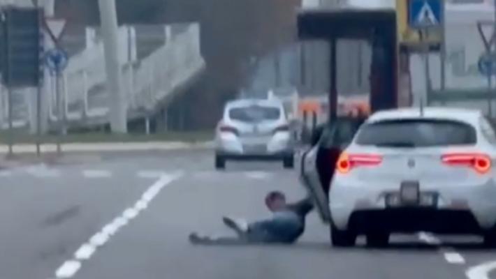 «Agganciato» all'auto dei truffatori: acrobazie per tentare di fermarla