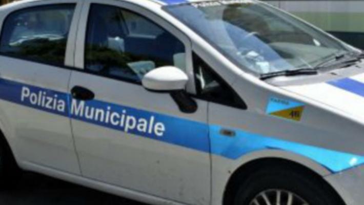 La merce acquistata non gli piace:  entra nel negozio con una mazza da baseball 