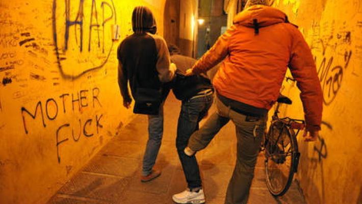 Bullismo: rompe il telefonino e ruba le bici delle compagne, denunciato