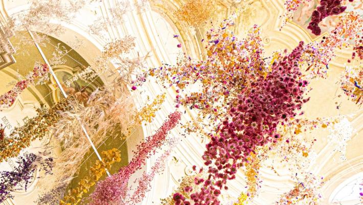 Chiude momentaneamente la mostra “Florilegium” di Rebecca Louise Law 