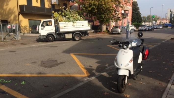 Via Toscana, scontro tra un furgone e uno scooter: grave il motociclista