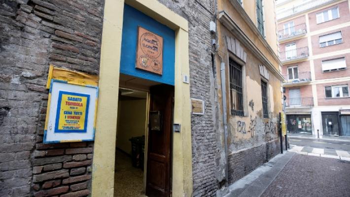 Entrano nel circolo e minacciano i soci con una mazza da baseball: arrestati