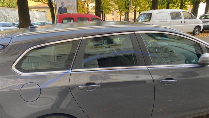 Vandali danneggiano le auto con la vernice