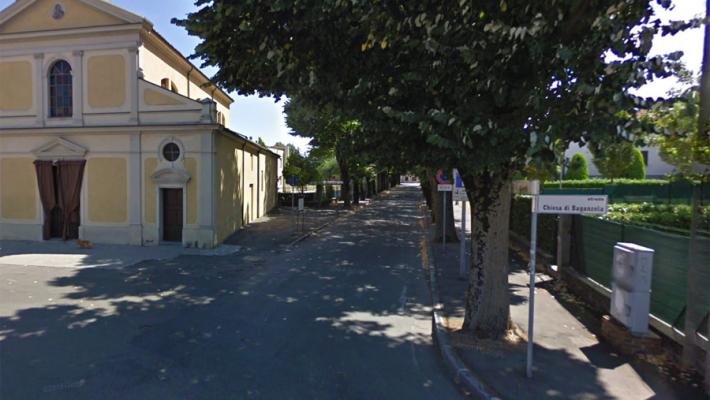 Scooterista cade in  via Santi a Baganzola