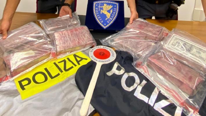 Quel carico milionario: in viaggio con 12 chili di cocaina
