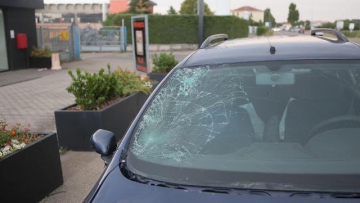 Con l'auto senza assicurazione e sequestrata travolge un ciclista, poi non si ferma