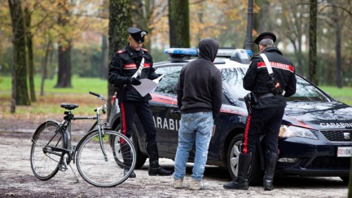 Carabinieri aggrediti da un gruppo di ragazzi al parco Ducale durante un controllo