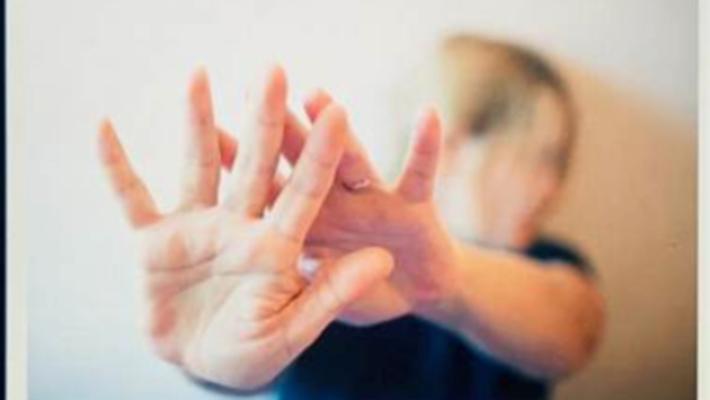 La vendetta: «Sei figlia di un altro». E le versa addosso una pentola di acqua bollente