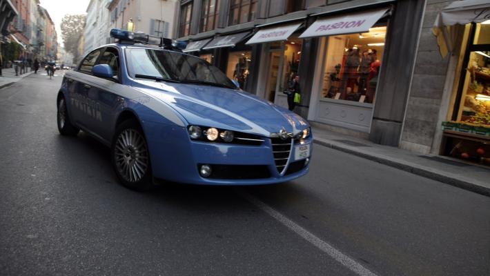 Minaccia i fedeli durante la messa: denunciato