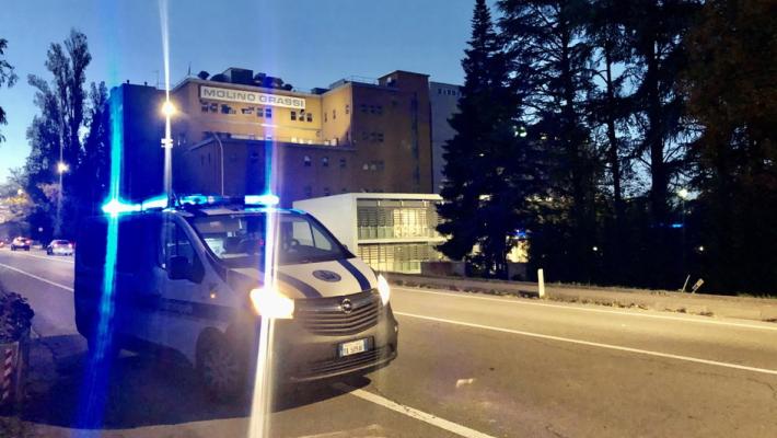 Scende dall'auto e viene travolto da una mini car. Grave un 45enne