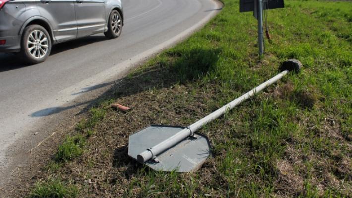 Nella Bassa è «strage» di cartelli stradali