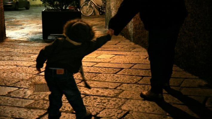 «Bastardo, devi soffrire»: botte e minacce al figlio di 3 anni. E umiliazioni alla moglie