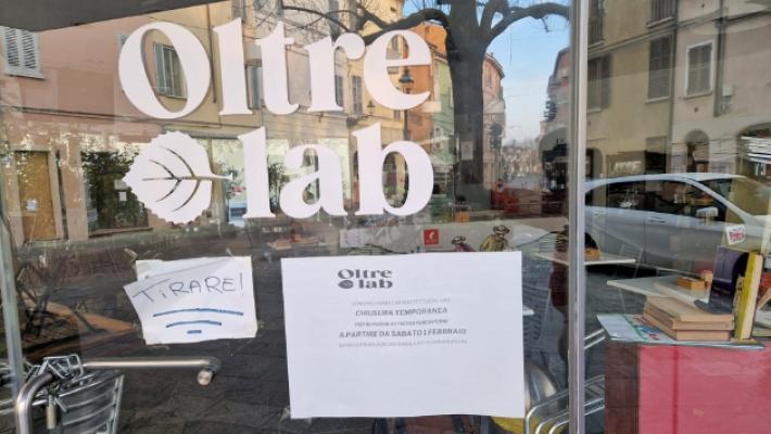 L'Oltre Lab è chiuso e scatta la polemica. Il Comune: «Riaprirà»