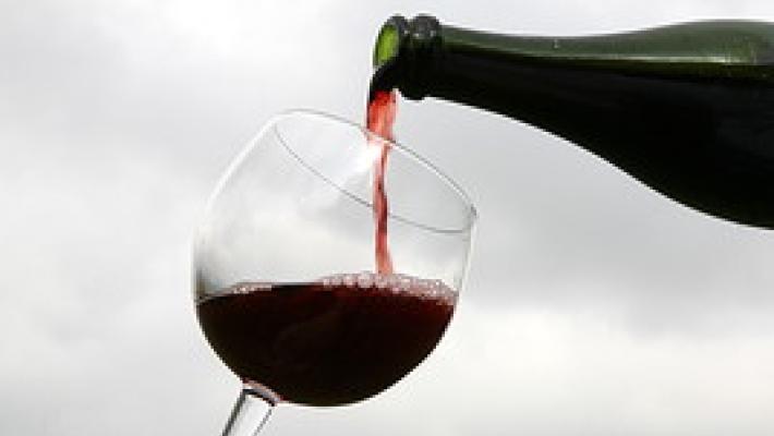 Si perde nella boscaglia, sopravvive bevendo vino