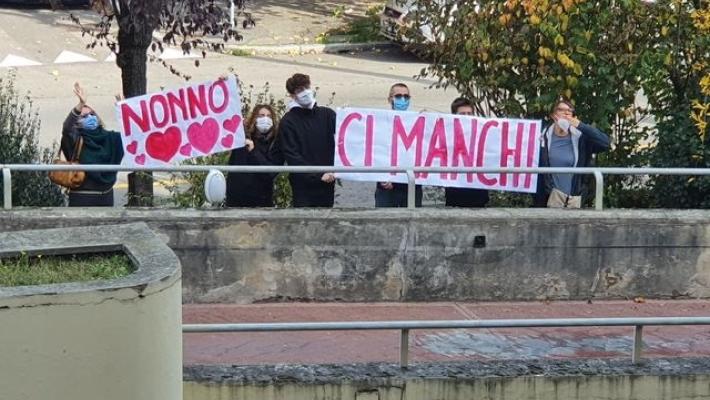 Covid: striscione nipoti per salutare nonno ricoverato: "Nonno ci manchi"