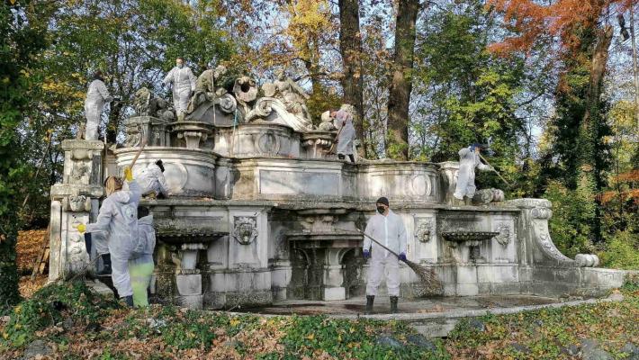La fontana del Trianon ripulita dai subacquei