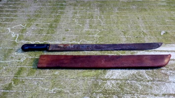 Trovato un grosso machete sotto una panchina