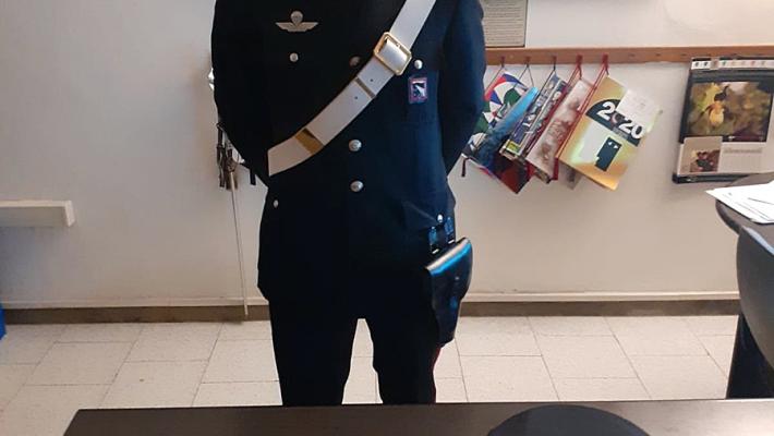 A casa aveva quattro "sassi" di cocaina e un panetto di hashish: arrestato 30enne della Bassa