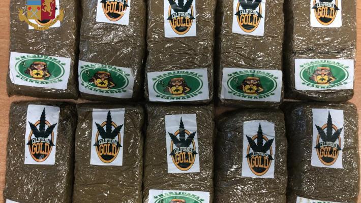 In treno con un chilo di marijuana: spacciatrice in carcere. In manette anche il ladro seriale dei supermercati