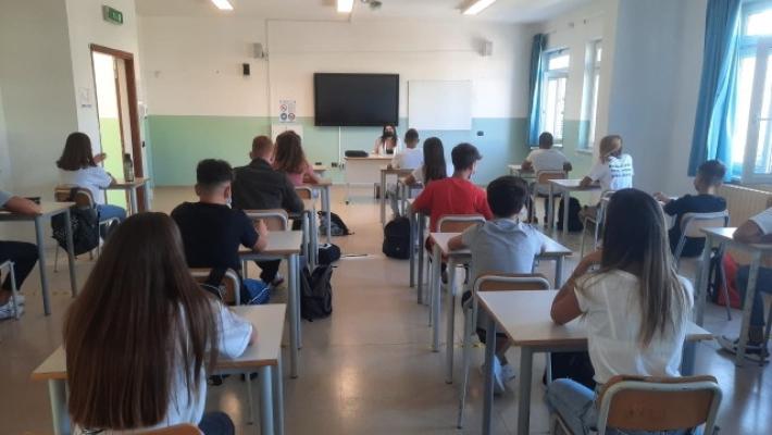 Confronto acceso tra Governoe Regioni, i governatori: "Alle superiori in Dad con 3 casi, non 4"