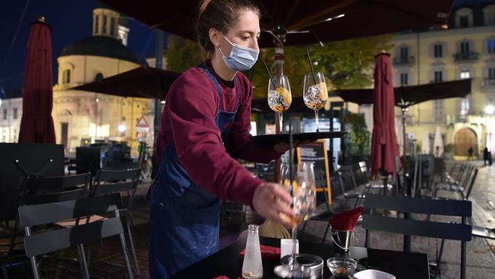 Metà giallo, metà arancione: la storia del bar "diviso" sull'Appennino