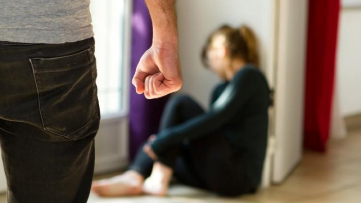 Botte e minacce alla moglie: avvocato condannato a due anni