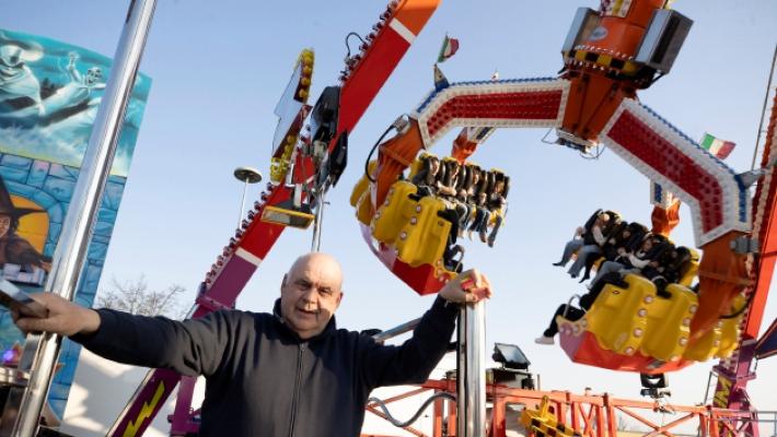 La gente del luna park: «La nostra vita, un continuo giro di giostra»