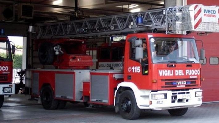 Auto vola fuori strada sulla provinciale a Ragazzola: due ferite. Sp 10 temporaneamente chiusa