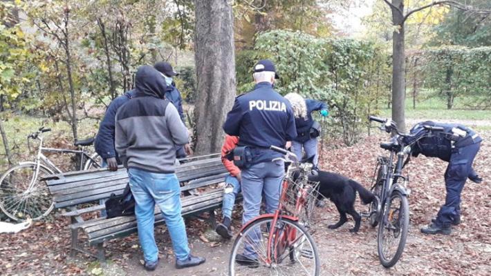 Il fiuto del cane Barack scova hashish e marijuana nei parchi. Nessun ritrovamento vicino alle scuole