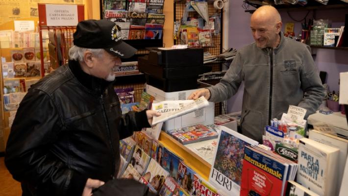 Chiude «Al giornalär», il saluto di via Trieste all'edicolante amico