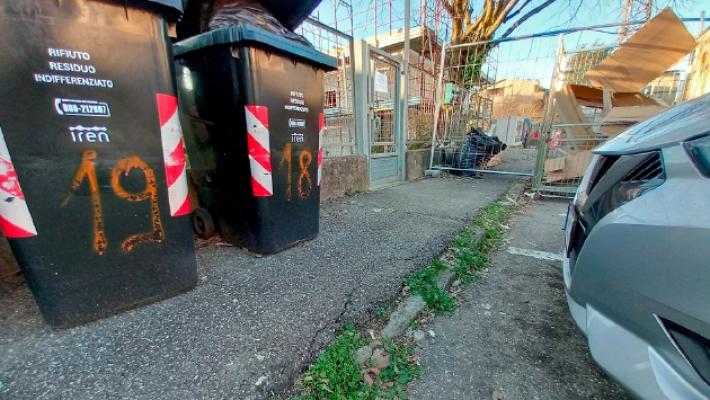 «L'ingresso della scuola è pericoloso». Il sindaco rassicura: «Cantiere in atto»