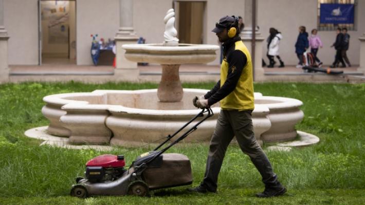 Dai giochi nei parchi agli sfalci, la «primavera» del verde pubblico