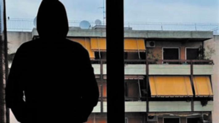 «Molla il mostro o non ti darò pace». E getta dell'acido sull'auto dell'ex che aveva un nuovo compagno